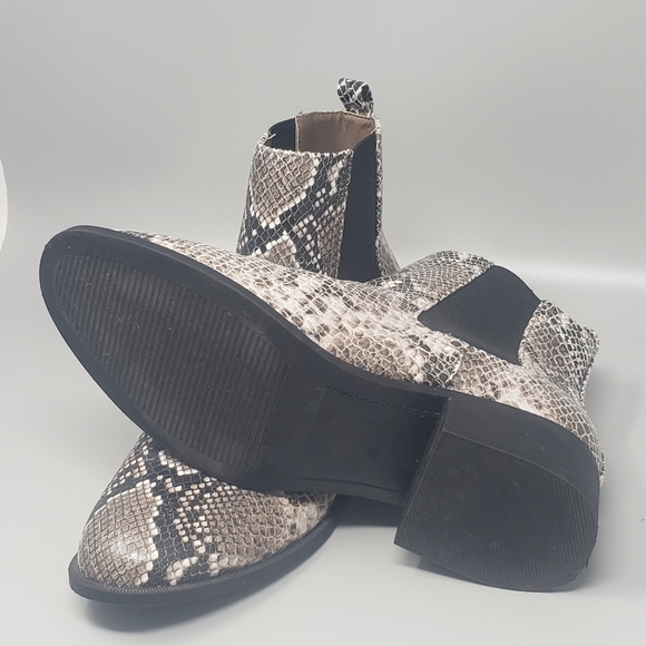 Forever 21 Chelsea Ankle Boots - Picture 7 of 9